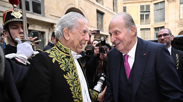 El Rey Juan Carlos y Mario Vargas Llosa, en una imagen de archivo