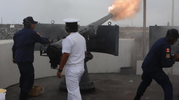 Militares de la Escuela Naval del Perú presentan honores y disparan una salva ante la llegada del buque escuela Juan Sebastián Elcano