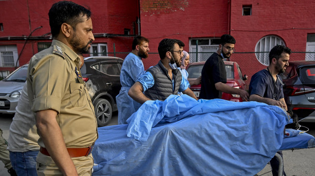 Paramédicos y policías trasladan a un turista herido a un hospital en Anantnag, al sur de Srinagar