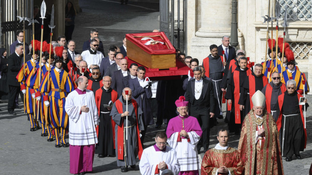 ROMA, 23/04/2025.- El féretro abierto del papa Francisco, llevado en procesión a hombros por los 'sediarios' pontificios y escoltado por la Guardia Suiza, llegó a la basílica de San Pedro y fue colocado ante el Altar de la Confesión antes de que los fieles puedan darle el último adiós. La ceremonia del traslado del féretro del papa Francisco, que falleció este lunes a los 88 años, de la capilla de Santa Marta, comenzó a las 9.00 hora local (7.00 GMT ) desde la que fue su residencia, a la basílica de San Pedro. EFE/ Mario Tomassetti/dicasterio Para La Comunicación Del Vaticano SOLO USO EDITORIAL/SOLO DISPONIBLE PARA ILUSTRAR LA NOTICIA QUE ACOMPAÑA (CRÉDITO OBLIGATORIO)
