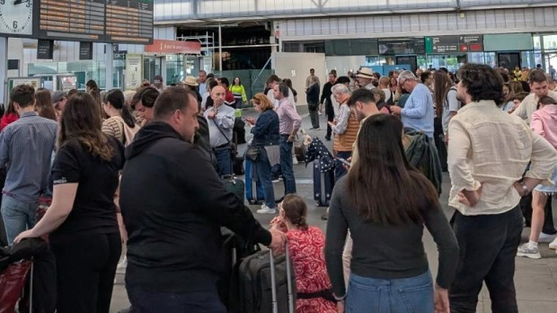 Imágenes de viajeros afectados por el apagón eléctrico en la estación de tren Joaquín Sorolla, en Valencia