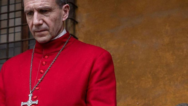 El actor Ralph Fiennes realiza una magistral interpretación en 'Cónclave'