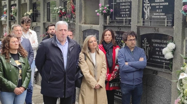 El alcalde de Pamplona, Joseba Asiron, en el acto de recuerdo al concejal de UPN, Tomás Caballero, asesinado en 1998