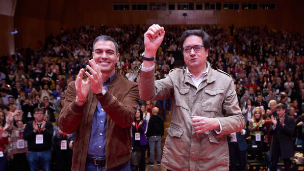El secretario general del PSOE y presidente del Gobierno, Pedro Sánchez (i), y El secretario general del PSOE-M y ministro para la Transformación Digital y de la Función Pública, Óscar López