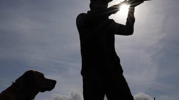 Un cazador junto a su perro