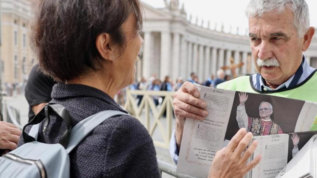 Un voluntario distribuía esta mañana ejemplares de 'L'Osservatore Romano' con el nombramiento de León XIV