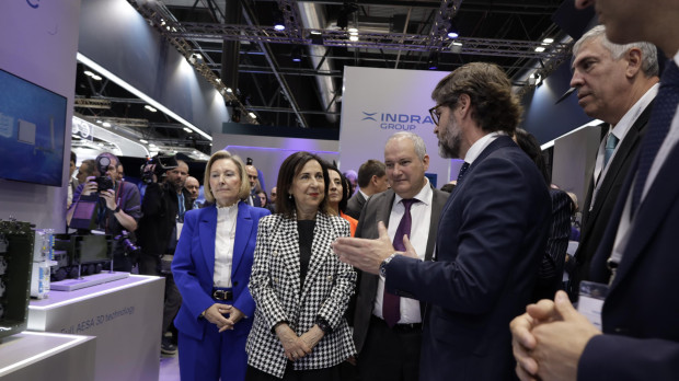 La multinacional Indra ha recibido la visita de la ministra de Defensa, Margarita Robles, en la FEINDEF 25
