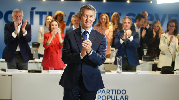Feijóo, delante de los miembros de la cúpula del PP este lunes en Génova 13