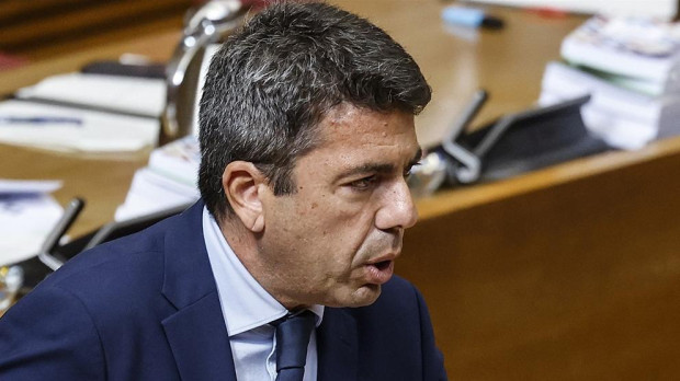 El presidente de la Generalitat valenciana, Carlos Mazón, interviene durante una sesión de control en las Cortes Valencianas