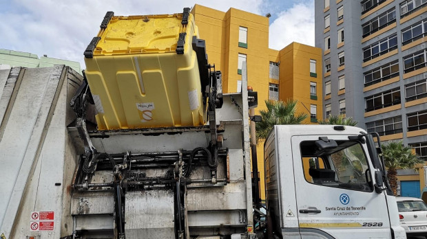 Un camión del servicio municipal de limpieza del Ayuntamiento de Santa Cruz de Tenerife recoge los envases plásticos del contenedor amarillo