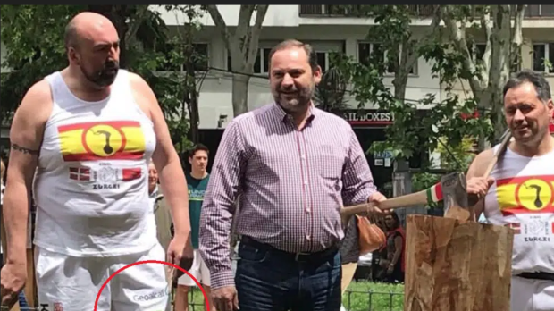 Imagen de Koldo García en una exhibición de aizkolari junto con José Luis Ábalos