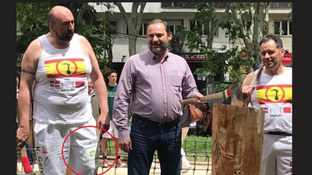 Imagen de Koldo García en una exhibición de aizkolari junto con José Luis Ábalos