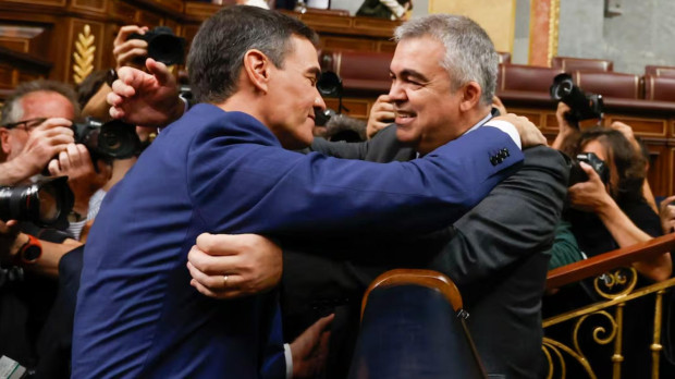 Pedro Sánchez se abraza a Santos Cerdán tras ser investido presidente, en noviembre de 2023