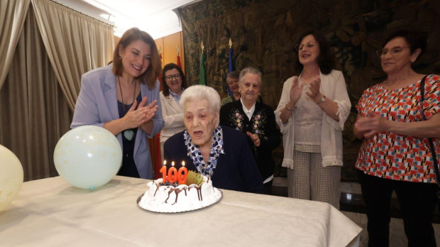 Soledad Quiles sopla la tarta de sus 100 años en presencia de Eva Contador