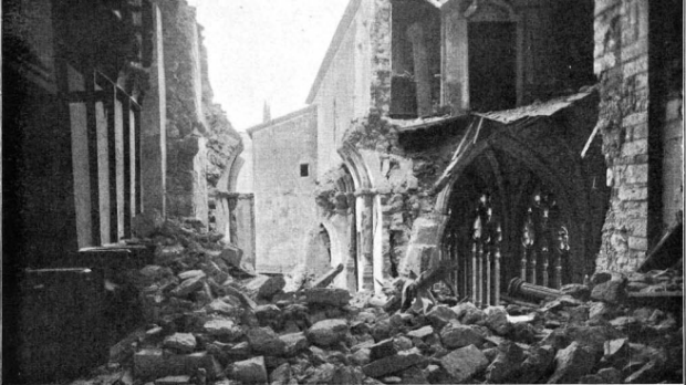 La Cámara Santa y ángulo del claustro arruinado