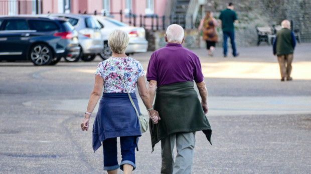Una pareja de personas mayores