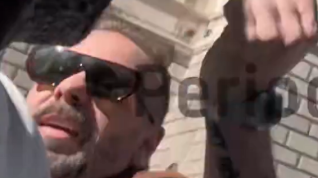 Los comunicadores Bertrand Ndongo y Antonio Maestre, encarándose frente al Congreso