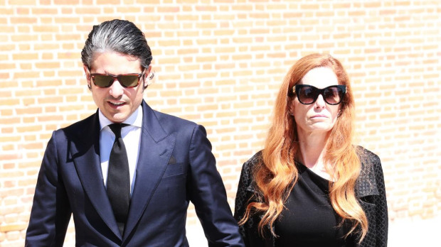 Su hija Olivia de Borbón y su marido Julian Porras visiblemente afectados.