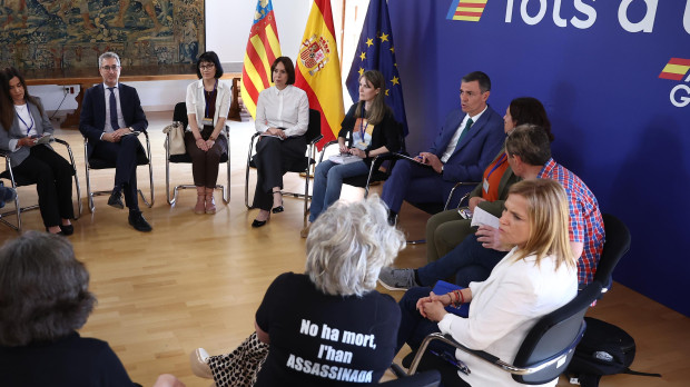 Pedro Sánchez, con representantes de tres asociaciones de víctimas de la dana de Valencia.