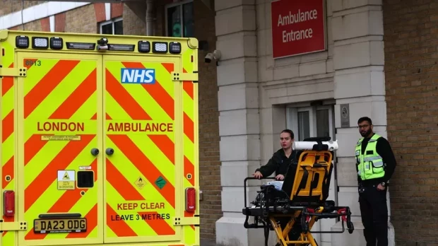 Personal de una ambulancia del NHS