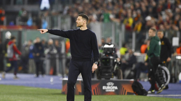 Xabi Alonso dirigiendo un partido del Bayer Leverkusen