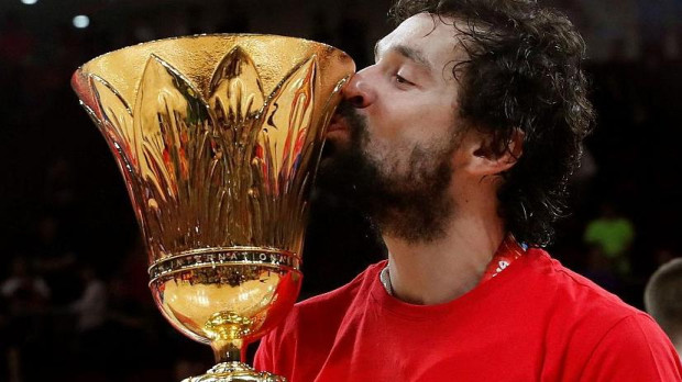 Sergio Llull, en una imagen de archivo, besando la Copa del Mundo que España ganó en 2019