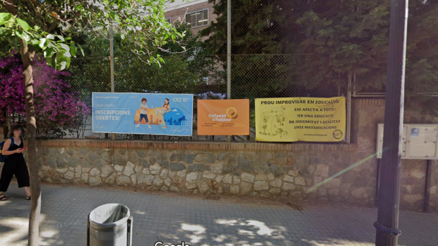 Carteles junto a la entrada de la escuela Congrés-Indians, en Barcelona