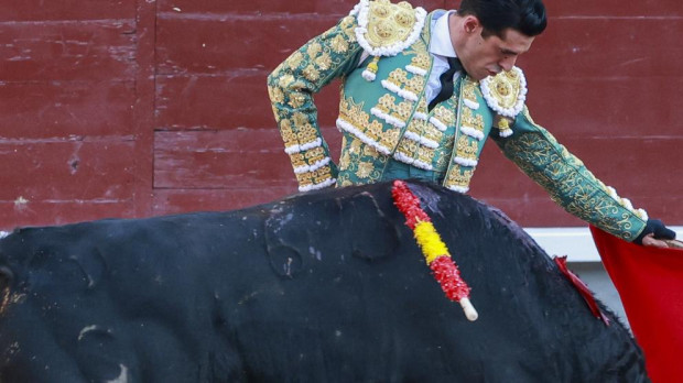 El diestro Alejandro Talavante toreando uno de los reses de Garcigrande durante la corrida de la prensa
