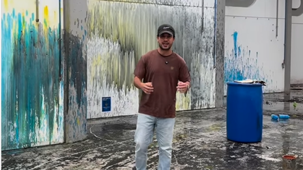 Uno de los jóvenes en el interior de la fábrica
