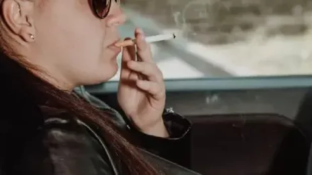 Fumar al volante, un gesto que todavía es muy habitual