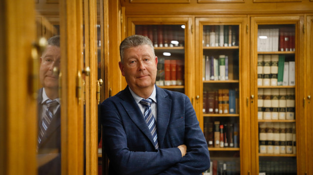 El Catedrático de Derecho Administrativo, José María Gimeno Feliú, durante su entrevista