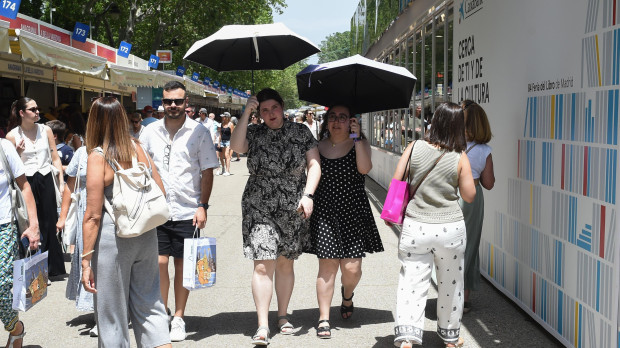 Decenas de personas durante la 84ª Feria del Libro de Madrid, en el parque del Retiro, a 31 de mayo de 2025, en Madrid