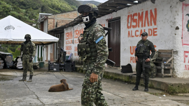 Soldados colombianos vigilan una calle en Argelia, departamento del Cauca, Colombia