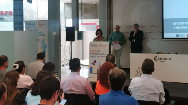 Los asistentes atienden en la conferencia sobre digitalización