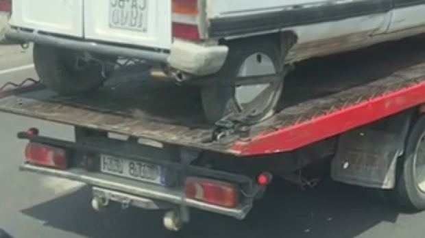 El vehículo en cuestión a lomos de una grúa