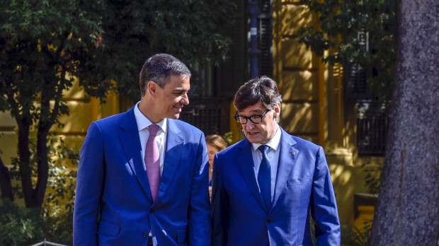 El presidente del Gobierno, Pedro Sánchez, y su homólogo catalán, Salvador Illa, en la Conferencia de Presidentes