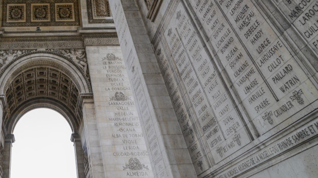 Nombres de batallas y personalidades grabados en el Arco del Triunfo de París