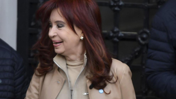 La expresidenta de Argentina Cristina Fernández saluda a simpatizantes este martes