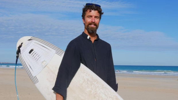 el cura surfista