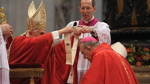 Benedicto XIV imponiendo el palio a un arzobispo metropolitano
