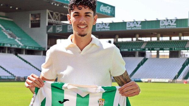 Álex López posa con la camiseta del Córdoba