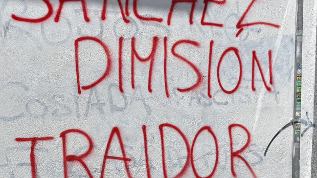 La fachada de la sede del PSOE de Coslada con pintadas