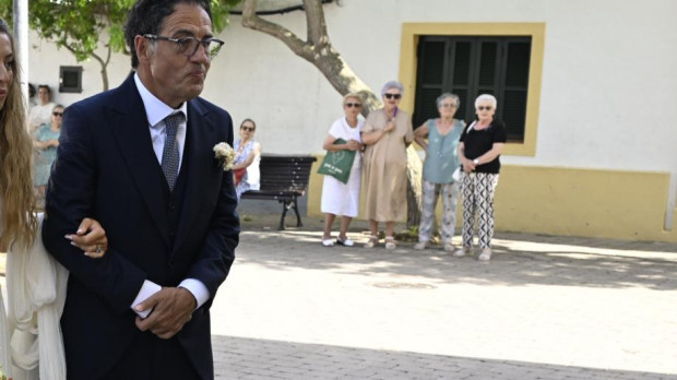 Belén Ecija llegando a la iglesia del brazo de su padre Daniel Écija en Menorca, este sábado