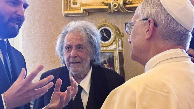 El productor de cine Andrea Iervolino le entrega al Papa una réplica de un Maserati en presencia de Al Pacino