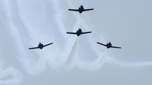 Espectacular imagen de una maniobra de la Patrulla Águila en Aire 25