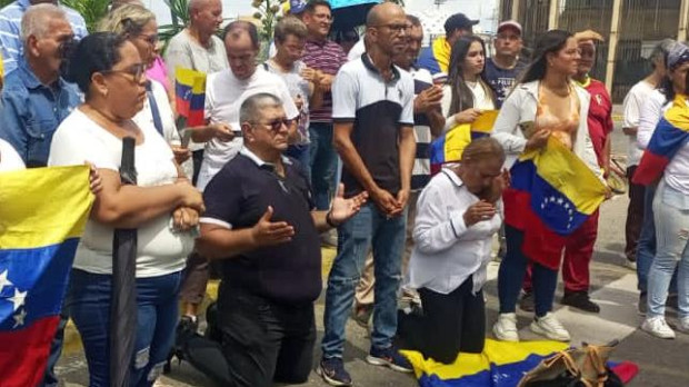 Un grupo de venezolanos reza el Rosario en Cabimas, Venezuela