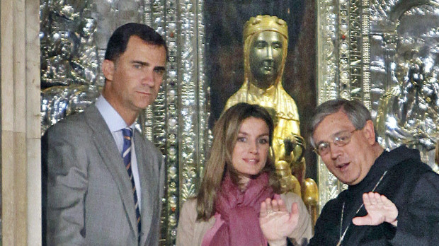 Don Felipe y Doña Letizia, con la Virgen de Montserrat, y el entonces abad del monasterio, Josep Maria Soler, en julio de 2011