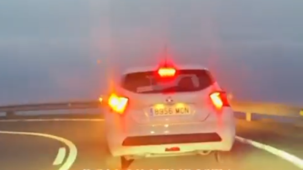 Curva a la izquiedra, intermitente a la izquierda dado...