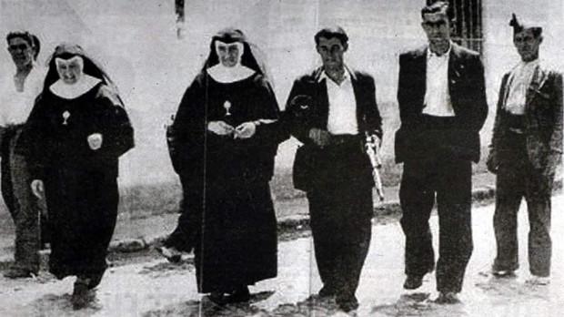 Unas monjas son 'paseadas' durante la Guerra Civil