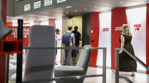 Los agentes de la UCO entrando en la sede nacional del PSOE este viernes